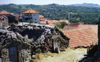 Aspecto da zona dos Carvalhos onde se pode ainda ver nos palheiros mais antigos o colmo