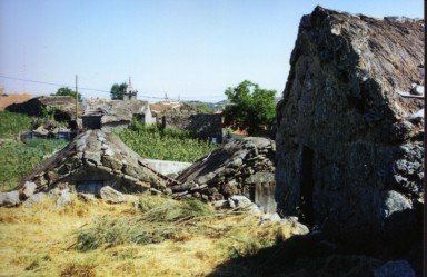 Aspecto de casas velhas na zona do Curral